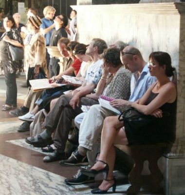 Touriists_seated