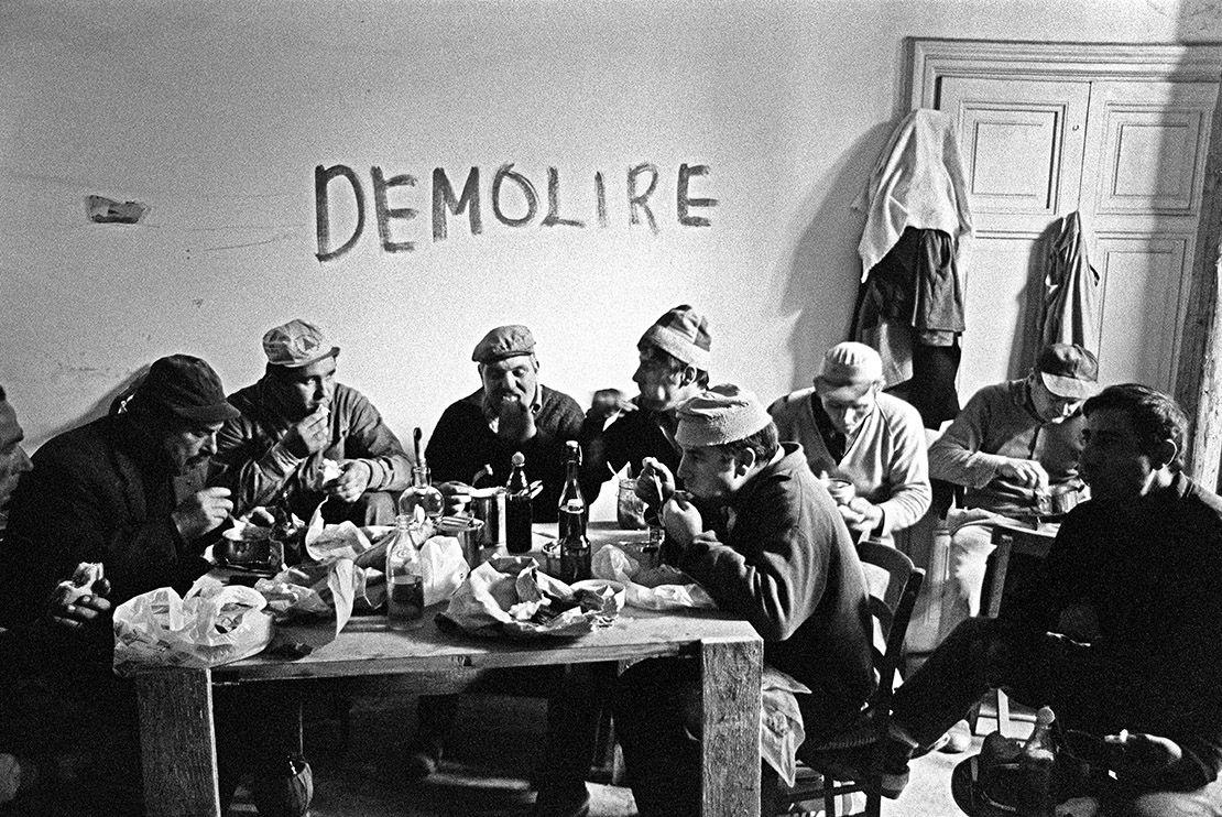 Sandro-Becchetti-Lavori-di-ristrutturazione-in-Via-in-Arcione-Roma-1975-courtesy-Archivio-Becchetti